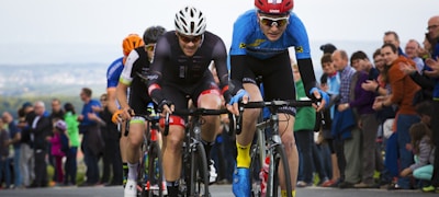 篮球比赛现场直播画面，显示记分牌与球员特写