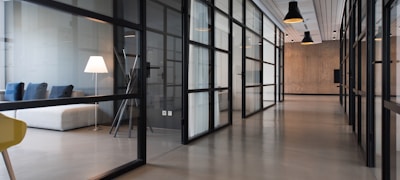 现代化办公室团队协作开会场景