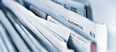 报纸体育版头条新闻特写，标题醒目