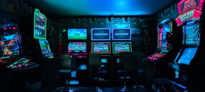 电竞比赛现场，选手在电脑前专注操作，背后有大屏幕显示游戏画面