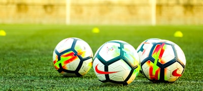 现代化体育场馆内部全景，观众席与赛场灯光璀璨