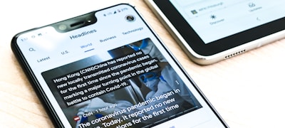 新闻编辑室场景，记者在电脑前撰写稿件