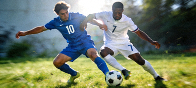 足球运动员在绿茵场上激烈拼抢的瞬间特写